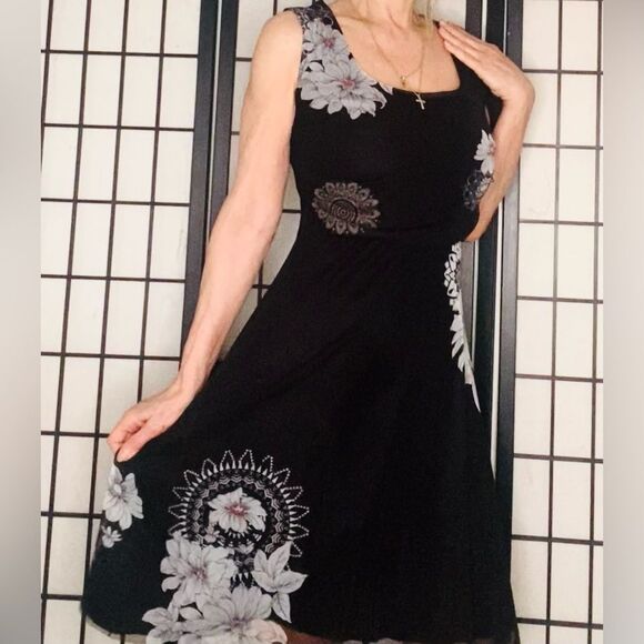 Desigual Black Dress with White Floral Patterns and Crystal embellishments - Picture 3 of 9
